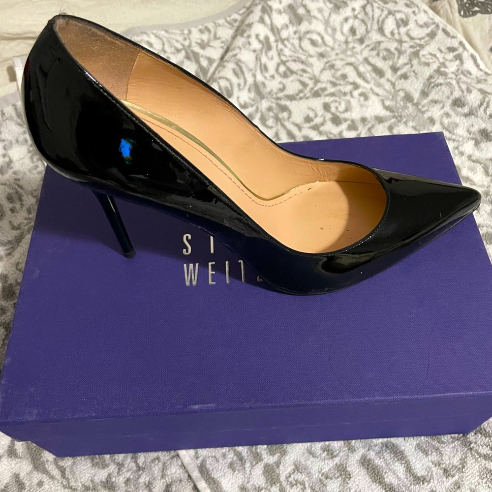Sexy classic black patent leather pump! Only worn once!